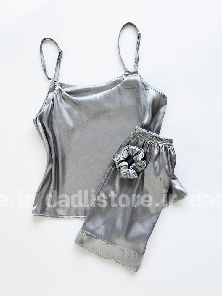 ست لباس خواب تاپ و شورتک ساتن ساده طوسی روشن