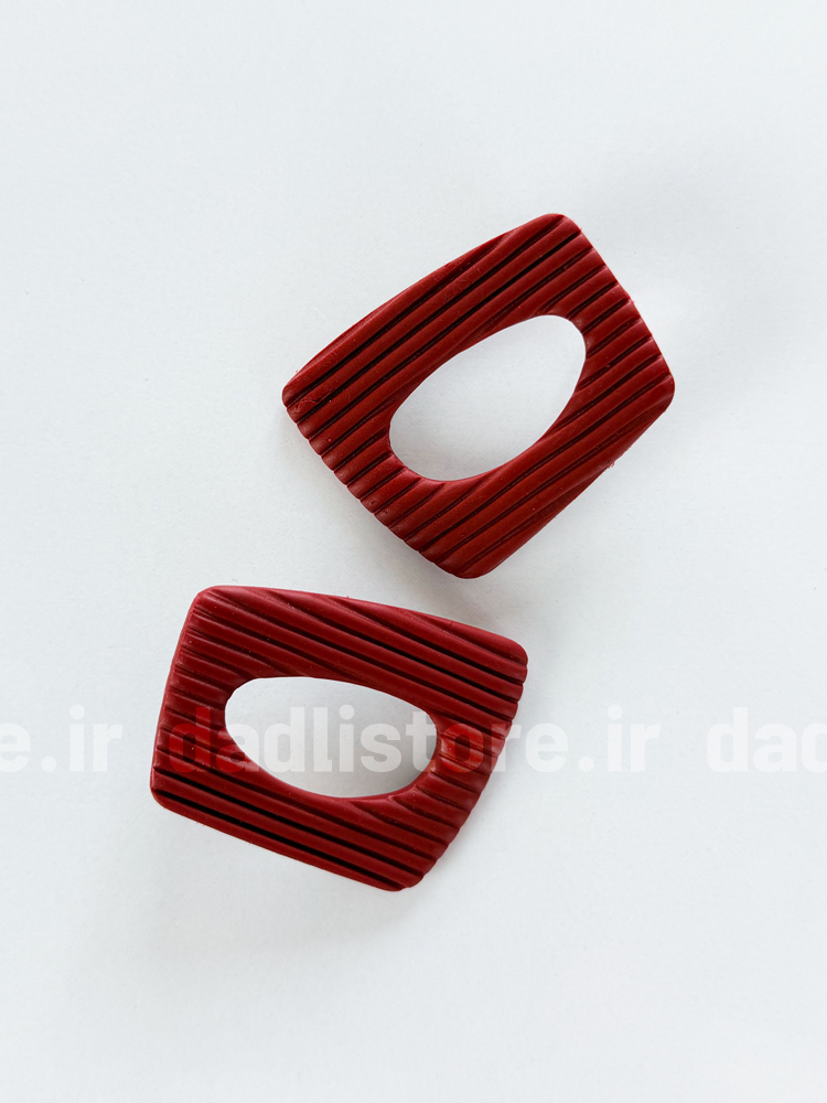 گوشواره دست ساز با خمیر پلیمری طرح مربع زرشکی