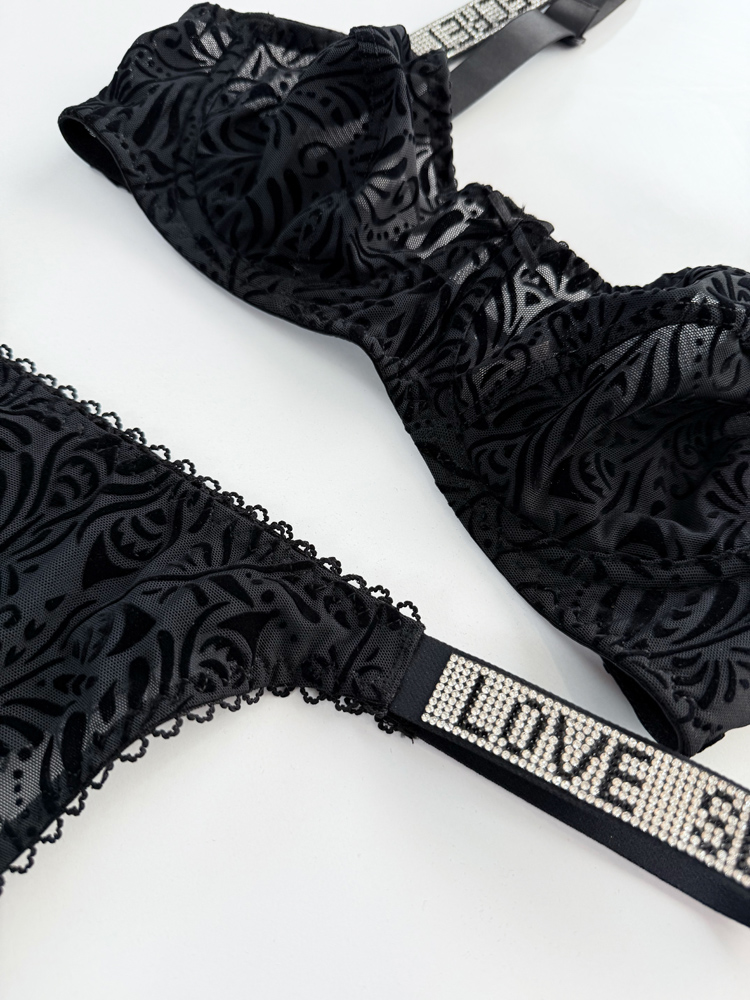 ست شورت و سوتین فنر دار گیپور مخمل فانتزی گلدار بند نوشته Love secret شهره