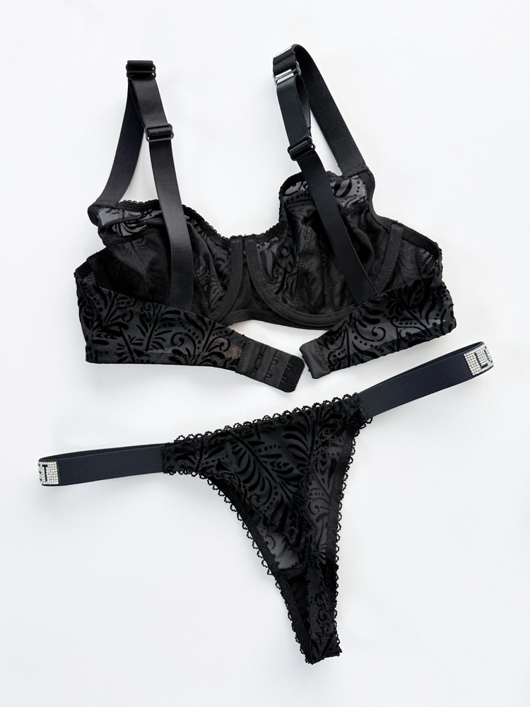 ست شورت و سوتین فنر دار گیپور مخمل فانتزی گلدار بند نوشته Love secret شهره