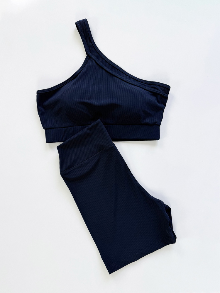 ست ورزشی زنانه کبریتی نیمتنه کاپدار بند رومی و شورتک ساده